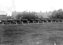 811694 Afbeelding van enkele bestelwagens van de Nederlandse Posterijen, op het terrein van - en geproduceerd door de ...